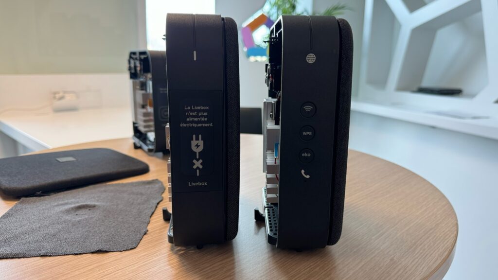 À gauche, la Livebox 7 française. À droite, la version polonaise, avec des boutons. // Source : Numerama À gauche, la Livebox 7 française. À droite, la version polonaise, avec des boutons. // Source : Numerama