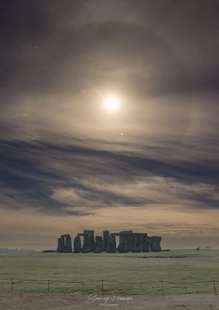 Le halo lunaire, Jupiter et Stonehenge. // Source : Via X @ST0NEHENGE Le halo lunaire, Jupiter et Stonehenge. // Source : Via X @ST0NEHENGE
