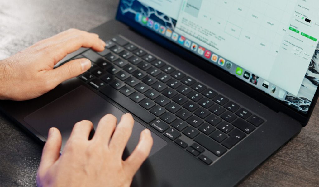Le MacBook Pro de 16 pouces en version Apple M3 Max // Source : Thomas Ancelle / Numerama Le MacBook Pro de 16 pouces en version Apple M3 Max // Source : Thomas Ancelle / Numerama