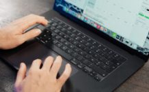 Le MacBook Pro de 16 pouces en version Apple M3 Max // Source : Thomas Ancelle / Numerama