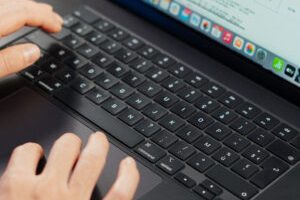 Le MacBook Pro de 16 pouces en version Apple M3 Max // Source : Thomas Ancelle / Numerama
