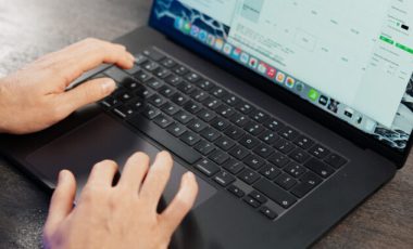 Le MacBook Pro de 16 pouces en version Apple M3 Max // Source : Thomas Ancelle / Numerama
