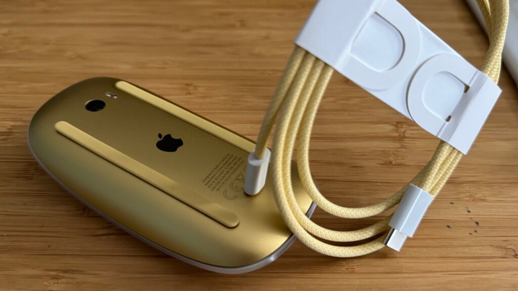 Les accessoires de l'iMac, comme la Magic Mouse, se rechargent toujours en Lightning (avec un câble coloré). C'est dommage à l'heure de l'USB-C. Les accessoires de l'iMac, comme la Magic Mouse, se rechargent toujours en Lightning (avec un câble coloré). C'est dommage à l'heure de l'USB-C.