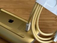 Les accessoires de l'iMac, comme la Magic Mouse, se rechargent toujours en Lightning (avec un câble coloré). C'est dommage à l'heure de l'USB-C. Les accessoires de l'iMac, comme la Magic Mouse, se rechargent toujours en Lightning (avec un câble coloré). C'est dommage à l'heure de l'USB-C.