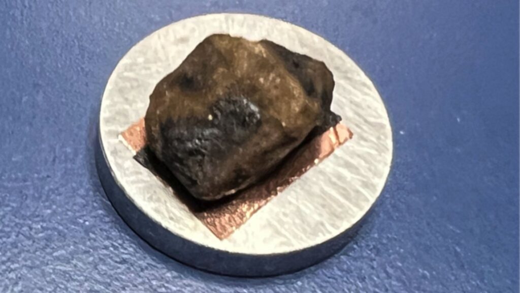 La roche ramassée sur place, qui n'est pas une météorite. // Source : EOST (photo recadrée) La roche ramassée sur place, qui n'est pas une météorite. // Source : EOST (photo recadrée)