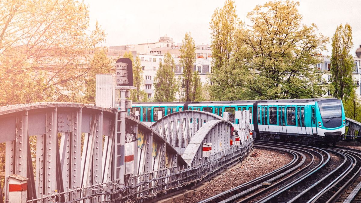 Un métro dans Paris. // Source : Canva Un métro dans Paris. // Source : Canva