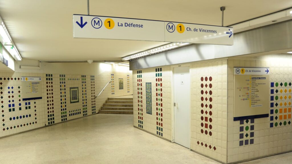 Dans les couloirs du métro. Le calme avant la tempête des JO ? // Source : Canva Dans les couloirs du métro. Le calme avant la tempête des JO ? // Source : Canva