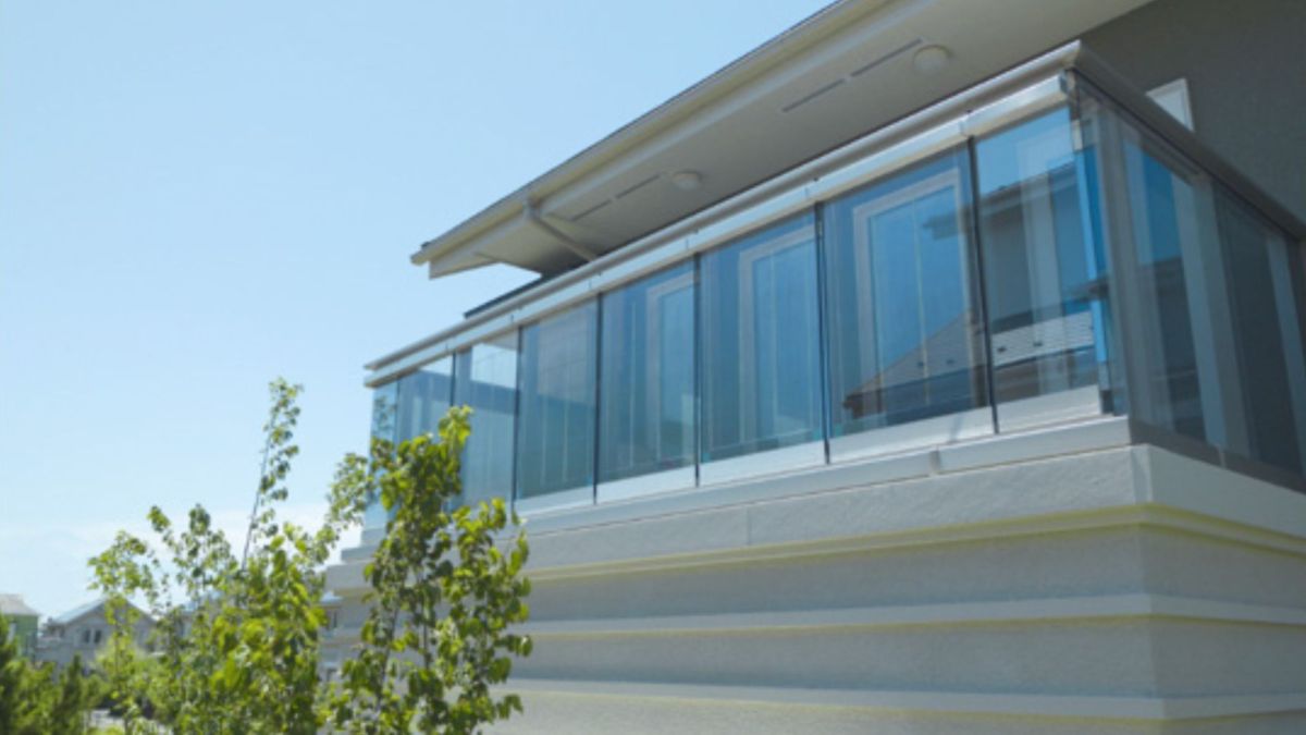 Maison témoin avec des fenêtres semi-transparente faisant office de panneaux solaires. // Source : Panasonic Maison témoin avec des fenêtres semi-transparente faisant office de panneaux solaires. // Source : Panasonic