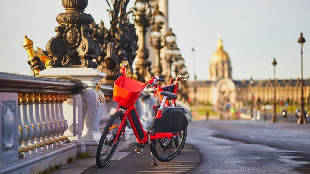 Un vélo dans Paris. // Source : Canva Un vélo dans Paris. // Source : Canva