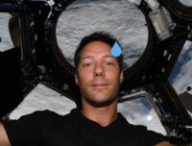 Thomas Pesquet dans l'ISS. // Source : ESA/NASA/T.Pesquet, 2021 ; modifié avec Canva Thomas Pesquet dans l'ISS. // Source : ESA/NASA/T.Pesquet, 2021 ; modifié avec Canva