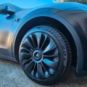 Une Tesla Model Y chaussée de pneus Pirelli Sottozero // Source : Bob JOUY pour Numerama Une Tesla Model Y chaussée de pneus Pirelli Sottozero // Source : Bob JOUY pour Numerama