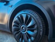 Une Tesla Model Y chaussée de pneus Pirelli Sottozero // Source : Bob JOUY pour Numerama