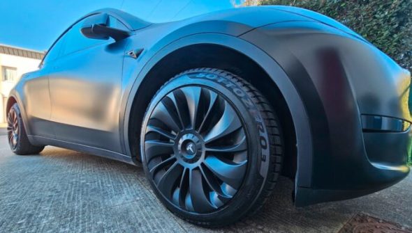 Une Tesla Model Y chaussée de pneus Pirelli Sottozero // Source : Bob JOUY pour Numerama