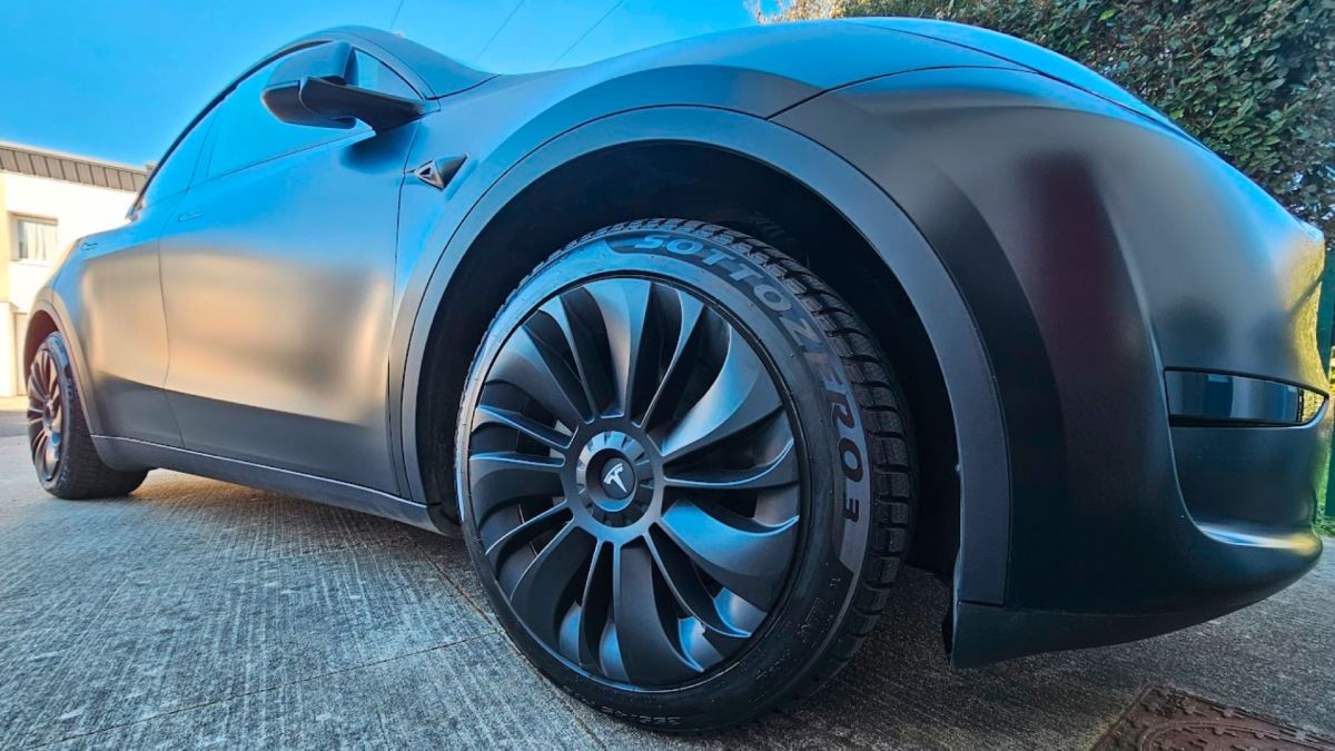 Une Tesla Model Y chaussée de pneus Pirelli Sottozero // Source : Bob JOUY pour Numerama Une Tesla Model Y chaussée de pneus Pirelli Sottozero // Source : Bob JOUY pour Numerama