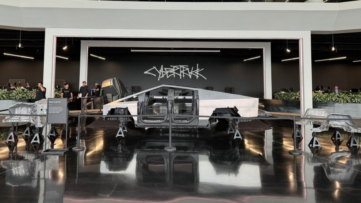 Exosquelette Tesla Cybertruck // Source : Franz von Holzhausen sur X Exosquelette Tesla Cybertruck // Source : Franz von Holzhausen sur X