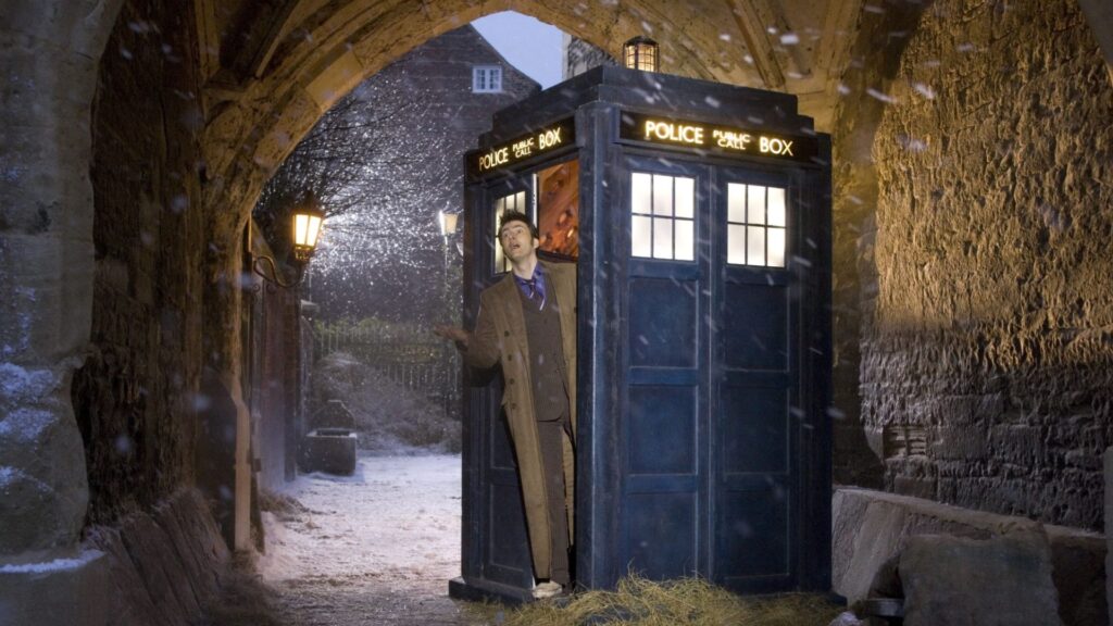 Le TARDIS est plus grand à l'intérieur, et prend l'apparence d'une cabine téléphonique de police des années 1960. // Source : BBC Le TARDIS est plus grand à l'intérieur, et prend l'apparence d'une cabine téléphonique de police des années 1960. // Source : BBC