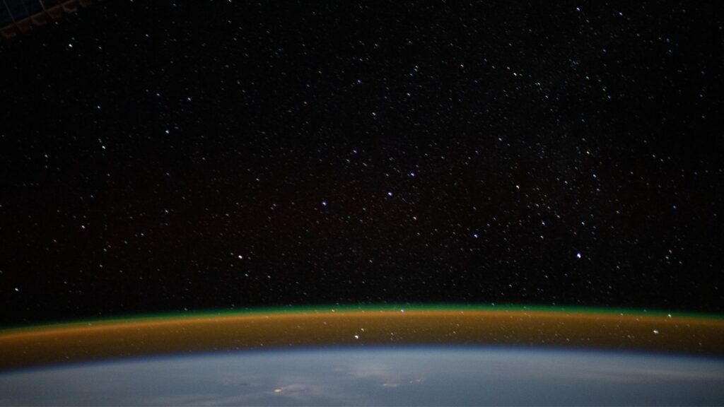 La lueur sur Terre, vue de l'espace. // Source : Flickr/CC/Nasa Johnson (photo recadrée) La lueur sur Terre, vue de l'espace. // Source : Flickr/CC/Nasa Johnson (photo recadrée)
