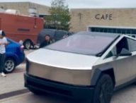 Sortie du Tesla Cybertruck  // Source : Daniel Romero sur X