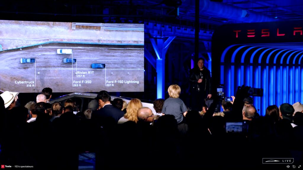 Difficile de voir Elon présenter le Cybertruck // Source : Live Tesla Difficile de voir Elon présenter le Cybertruck // Source : Live Tesla