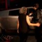 Elon Musk ouvrant les portières lors du Cybertruck delivery event // Source : Live Tesla Elon Musk ouvrant les portières lors du Cybertruck delivery event // Source : Live Tesla