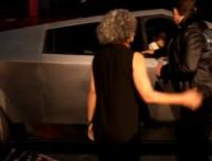 Elon Musk ouvrant les portières lors du Cybertruck delivery event // Source : Live Tesla