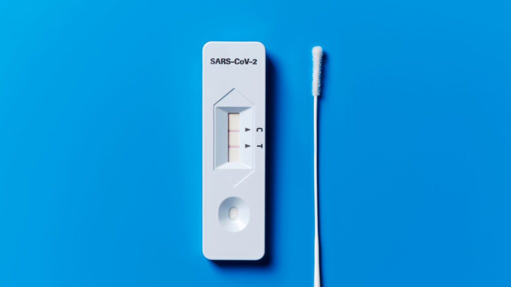 Un test antigénique positif au covid affiche deux traits. C est la barre de contrôle, il faut surveiller une barre en face du T. // Source : Canva Un test antigénique positif au covid affiche deux traits. C est la barre de contrôle, il faut surveiller une barre en face du T. // Source : Canva
