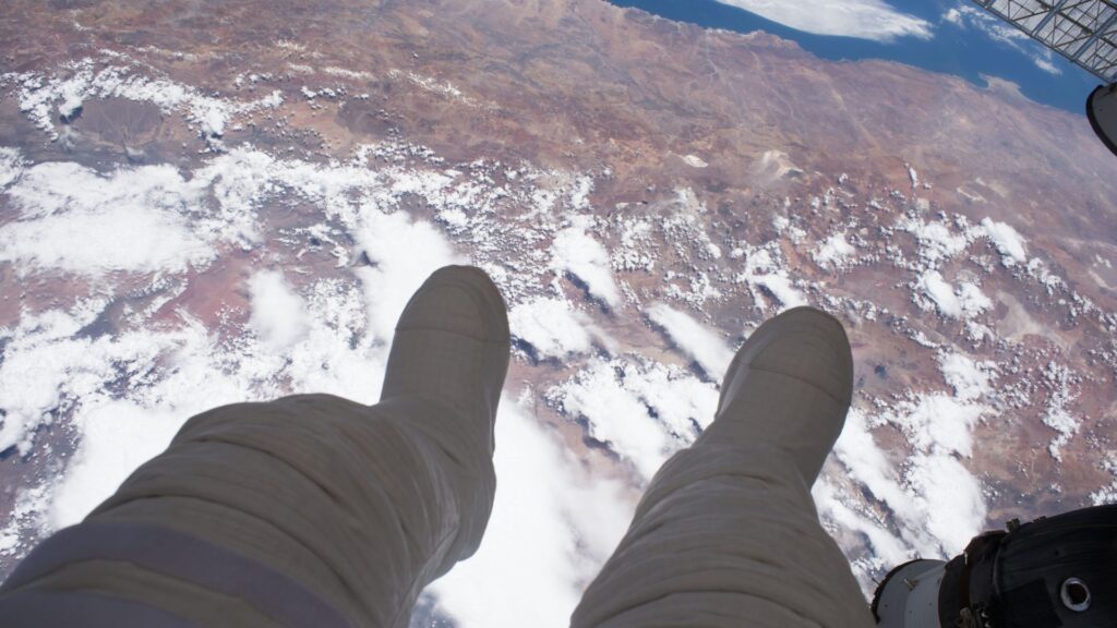 Les pieds de Thomas Pesquet pendant la sortie de janvier 2017. // Source : Flickr/CC/Nasa Johnson (photo recadrée) Les pieds de Thomas Pesquet pendant la sortie de janvier 2017. // Source : Flickr/CC/Nasa Johnson (photo recadrée)
