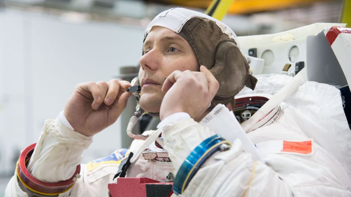 Thomas Pesquet avant un entrainement en piscine à la Nasa, en 2013. // Source : Flickr/CC/Nasa Johnson (photo recadrée) Thomas Pesquet avant un entrainement en piscine à la Nasa, en 2013. // Source : Flickr/CC/Nasa Johnson (photo recadrée)