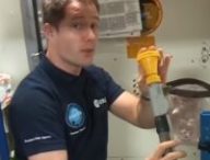 Thomas Pesquet dans les toilettes de la station. // Source : Capture d'écran YouTube ESA