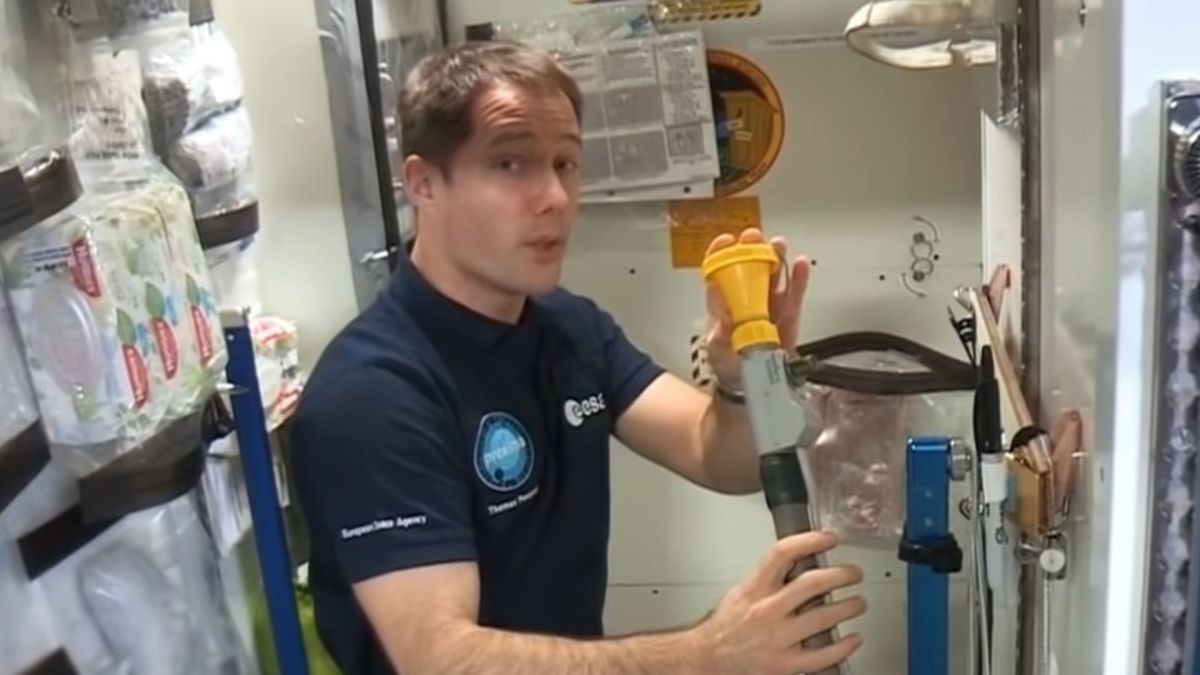 Thomas Pesquet dans les toilettes de la station. // Source : Capture d'écran YouTube ESA Thomas Pesquet dans les toilettes de la station. // Source : Capture d'écran YouTube ESA