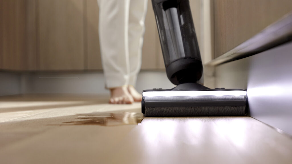 Une brosse large pour couvrir plus de surface // Source : Tineco Une brosse large pour couvrir plus de surface // Source : Tineco