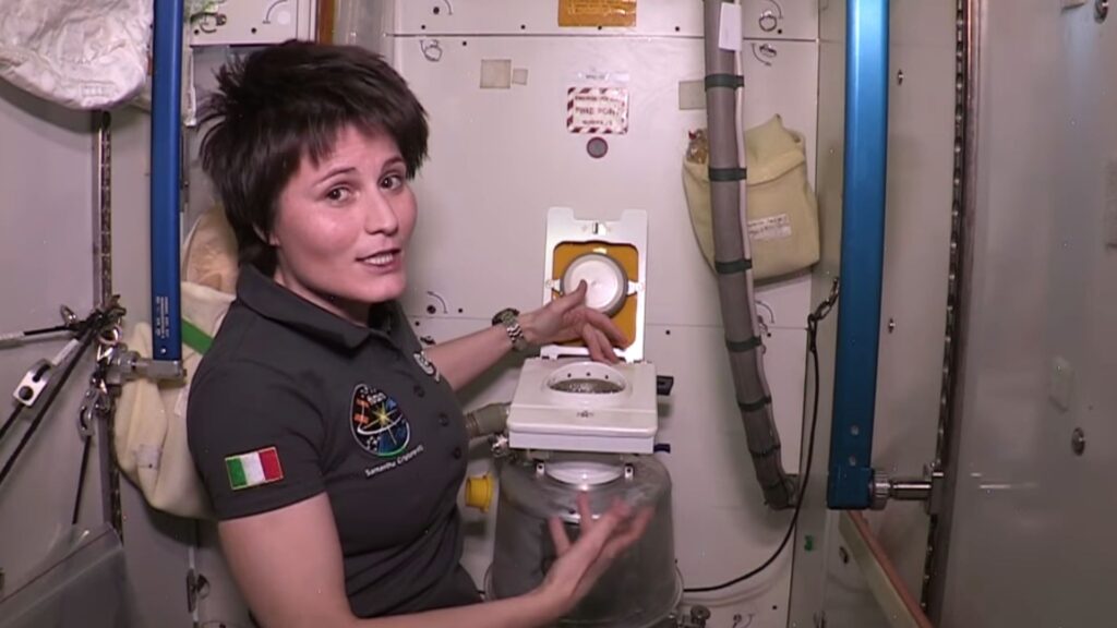 L'astronaute Samantha Cristoforetti expliquant le fonctionnement des toilettes de l'ISS. // Source : Capture d'écran YouTube ESA L'astronaute Samantha Cristoforetti expliquant le fonctionnement des toilettes de l'ISS. // Source : Capture d'écran YouTube ESA