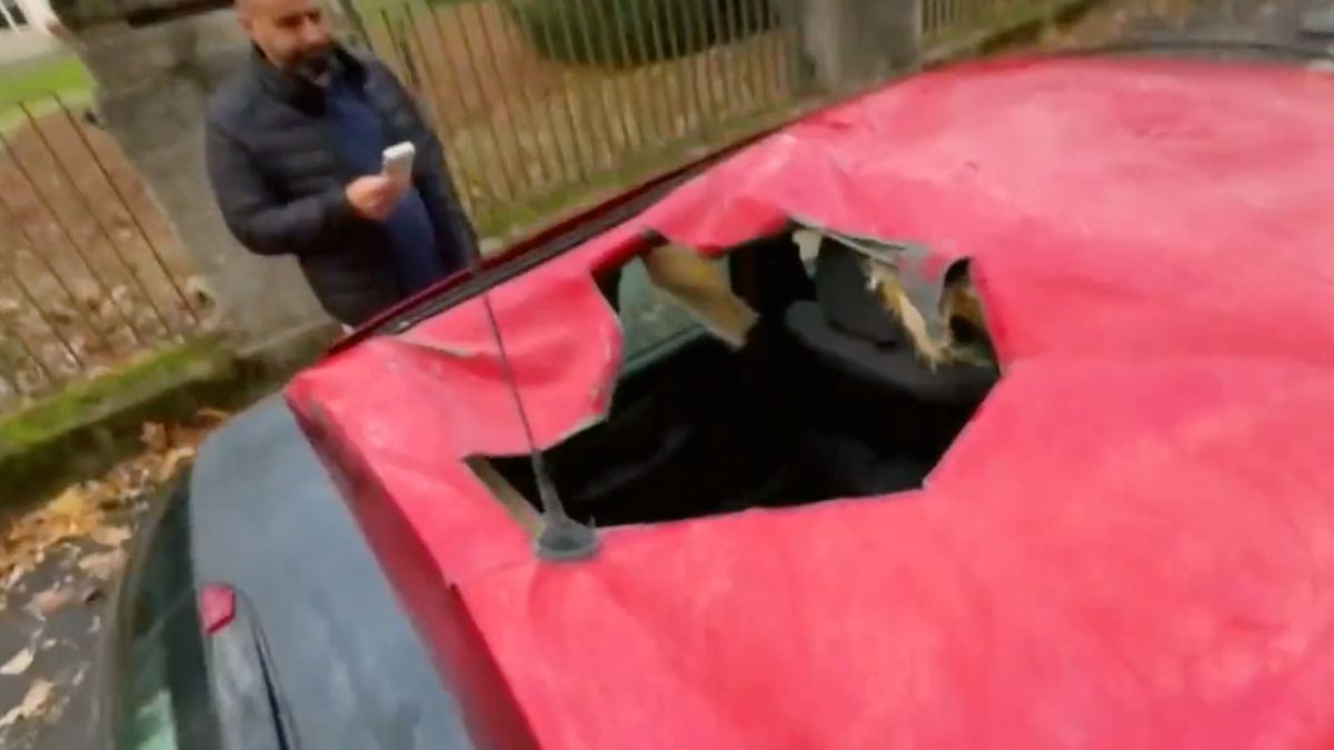 La voiture perforée. // Source : Capture d'écran X @TF1Info La voiture perforée. // Source : Capture d'écran X @TF1Info