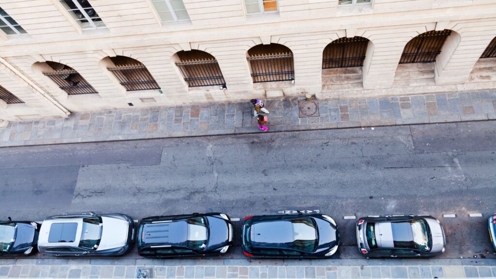 Voitures garées dans une rue de Paris. // Source : Canva Voitures garées dans une rue de Paris. // Source : Canva