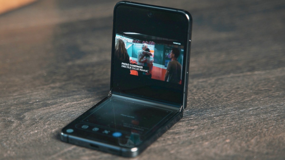 Le Samsung Galaxy Z Flip 5. // Source : Thomas Ancelle / Numerama Le Samsung Galaxy Z Flip 5. // Source : Thomas Ancelle / Numerama