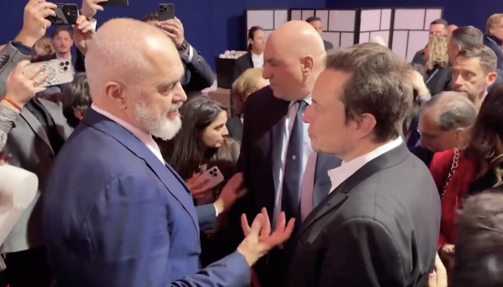 Elon Musk, de plus en plus intéressé par la politique, a sympathisé avec le premier ministre albanais lors de la manifestation italienne. Elon Musk, de plus en plus intéressé par la politique, a sympathisé avec le premier ministre albanais lors de la manifestation italienne.