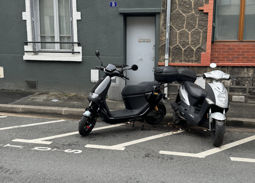 Mon scooter, sans tablier de protection, a été déplacé sur le trottoir une nouvelle fois. L'inconvénient d'avoir un petit enfin. Mon scooter, sans tablier de protection, a été déplacé sur le trottoir une nouvelle fois. L'inconvénient d'avoir un petit enfin.
