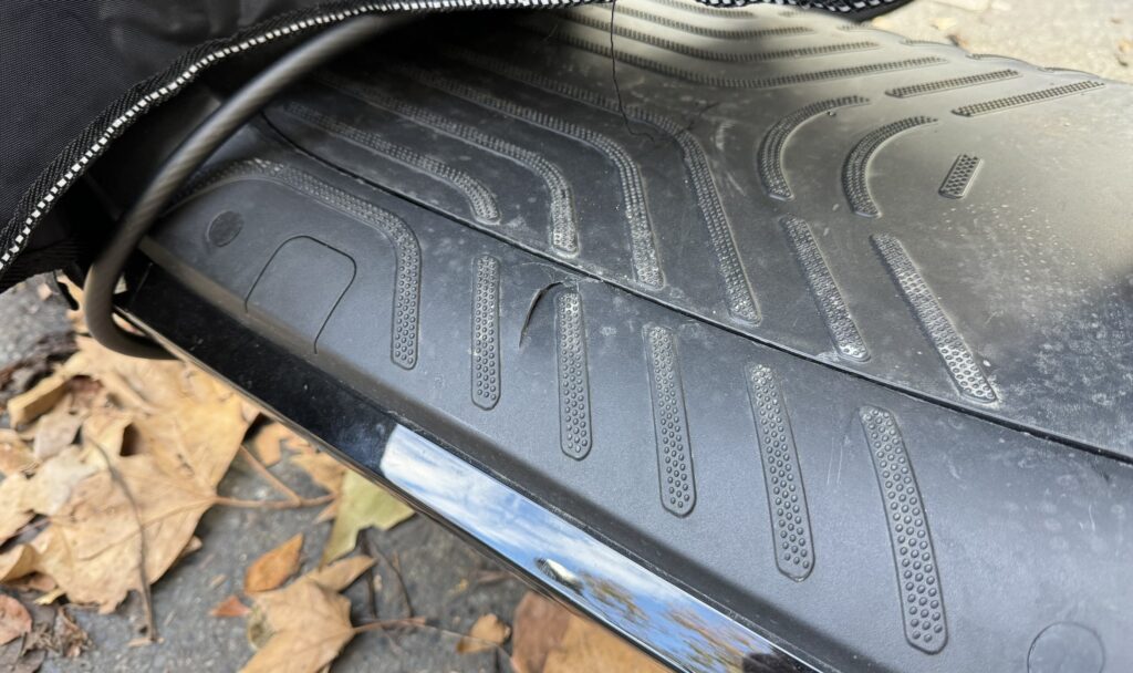 Cette assez grosse fissure m'inquiète. Que se passe-t-il en cas de pluie pour les batteries ? Cette assez grosse fissure m'inquiète. Que se passe-t-il en cas de pluie pour les batteries ?
