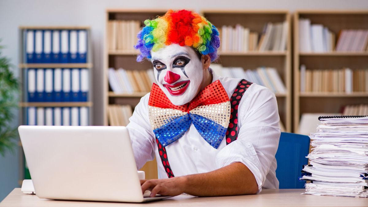Un clown sur un ordinateur. // Source : Canva Un clown sur un ordinateur. // Source : Canva