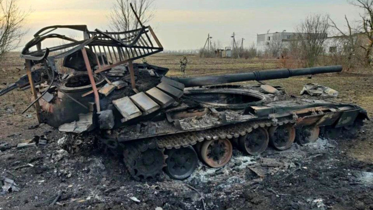 Un tank russe détruit en Ukraine. // Source : Ministre Ukrainien de la défense Un tank russe détruit en Ukraine. // Source : Ministre Ukrainien de la défense