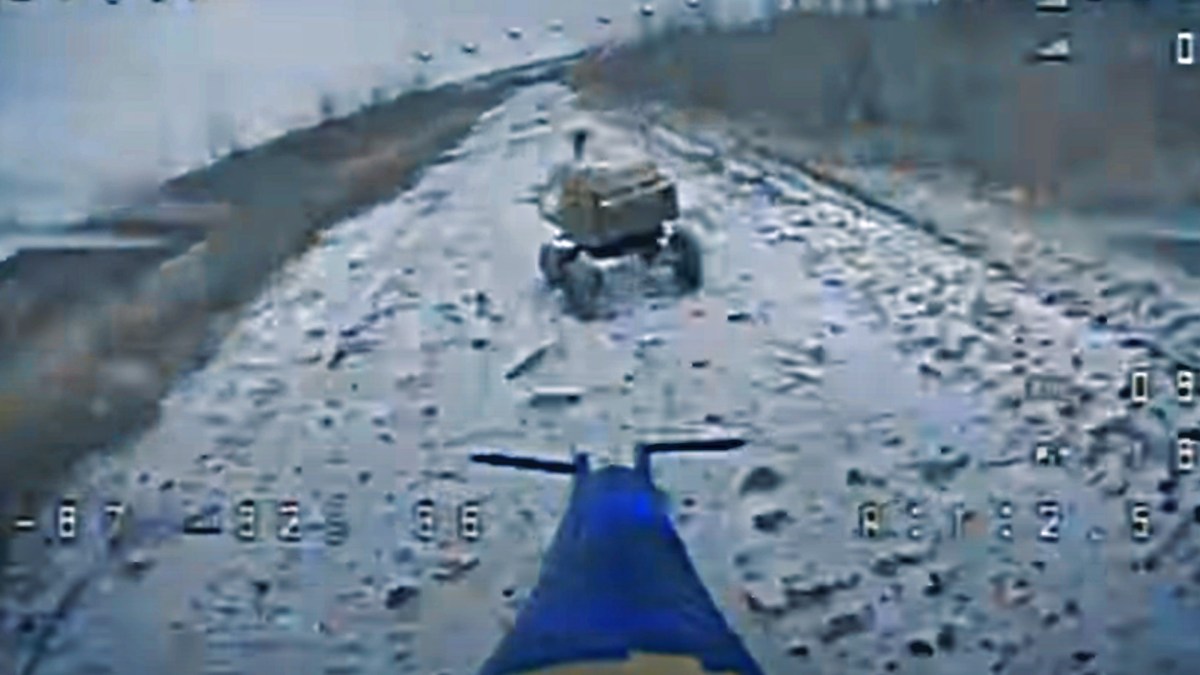 Une attaque de drone aérien ukrainien contre un drone terrestre russe. // Source : Rubak Une attaque de drone aérien ukrainien contre un drone terrestre russe. // Source : Rubak