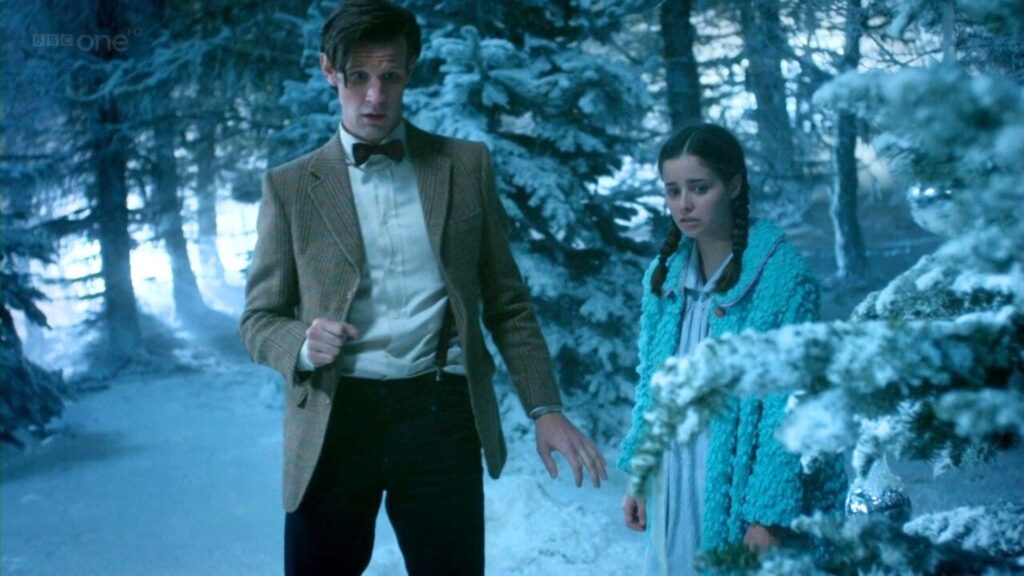 Le Docteur, la Veuve et la Forêt de Noël dans Doctor Who. // Source : BBC Le Docteur, la Veuve et la Forêt de Noël dans Doctor Who. // Source : BBC