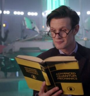 Le 11e Docteur (Matt Smith), lisant un livre. // Source : BBC / Doctor Who Le 11e Docteur (Matt Smith), lisant un livre. // Source : BBC / Doctor Who