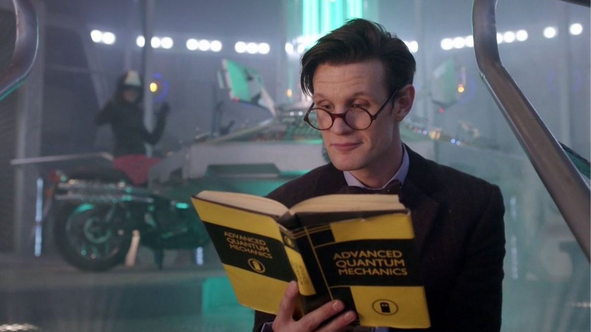 Le 11e Docteur (Matt Smith), lisant un livre. // Source : BBC / Doctor Who Le 11e Docteur (Matt Smith), lisant un livre. // Source : BBC / Doctor Who
