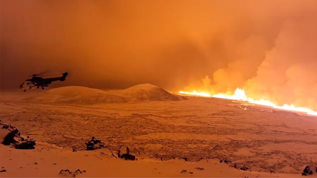 Vidéo montrant un hélicoptère des gardes-côtes islandais à proximité de la faille magmatique. // Source : Icelandic Coast Guard (vidéo) Vidéo montrant un hélicoptère des gardes-côtes islandais à proximité de la faille magmatique. // Source : Icelandic Coast Guard (vidéo)