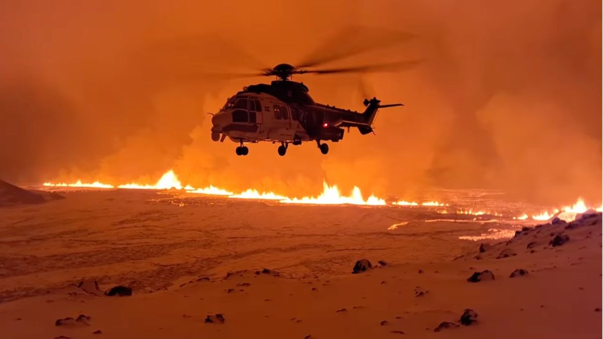 Un hélicoptère à proximité de Grindavik (Islande), où le volcan entre en éruption en cette fin 2023. // Source : Icelandic Coast Guard Un hélicoptère à proximité de Grindavik (Islande), où le volcan entre en éruption en cette fin 2023. // Source : Icelandic Coast Guard