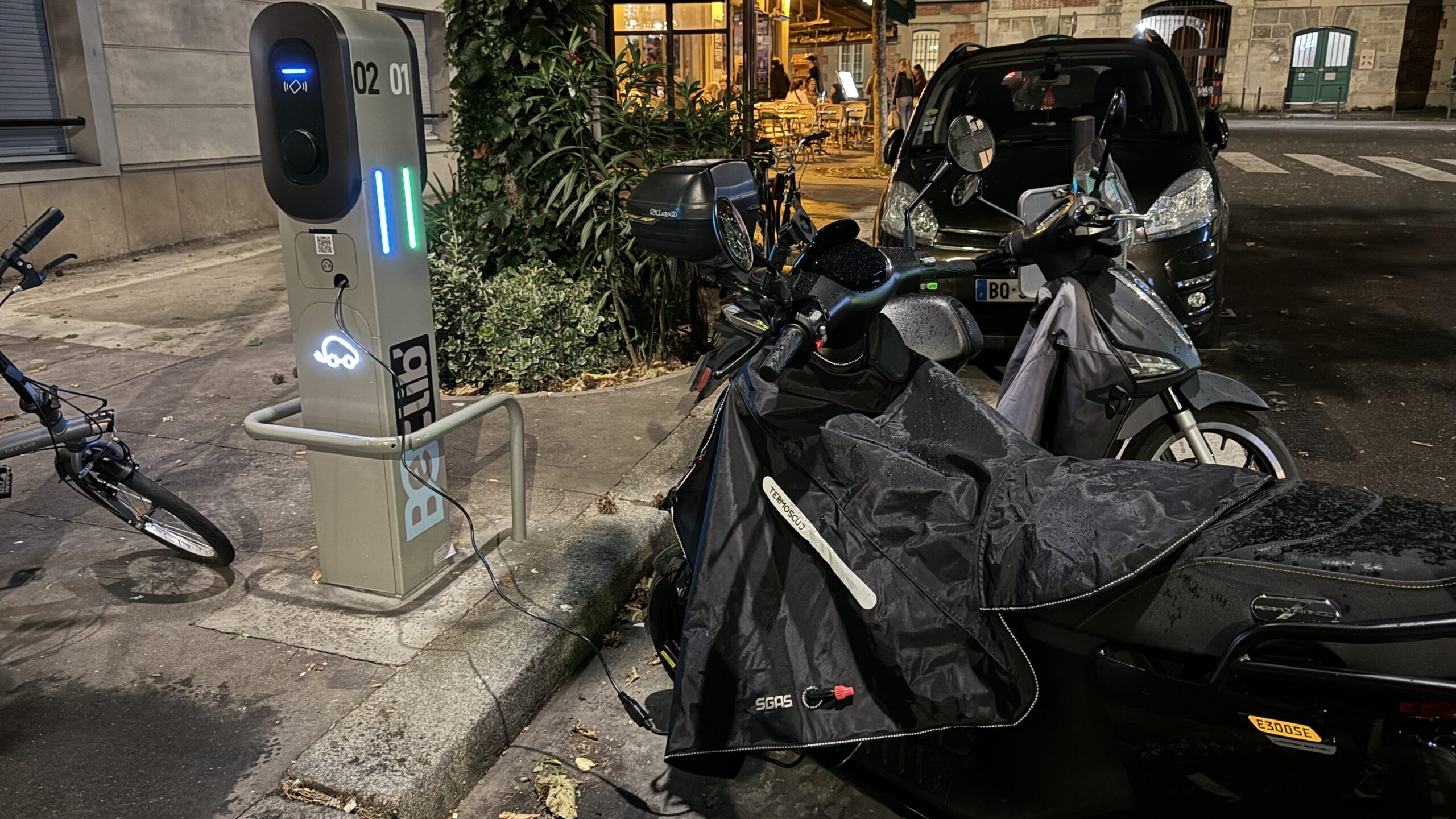 C'est ici que mon scooter a été déplacé. Je l'ai retrouvé sur le trottoir. C'est ici que mon scooter a été déplacé. Je l'ai retrouvé sur le trottoir.