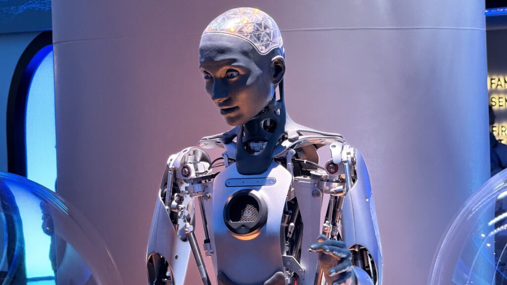Au rez-de-chaussée, il y a 4 robots comme ça. Ils parlent des technologies du futur mais ne font rien d'autre. Alerte bullshit. Au rez-de-chaussée, il y a 4 robots comme ça. Ils parlent des technologies du futur mais ne font rien d'autre. Alerte bullshit.