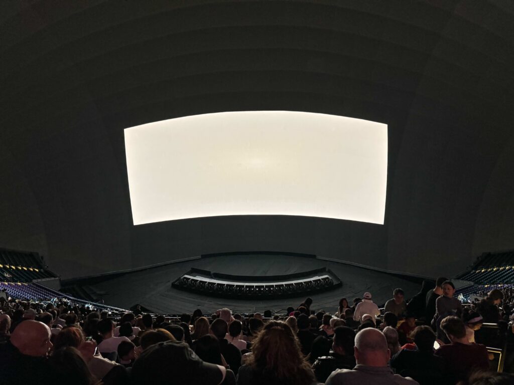 Quand on entre dans la salle, The Sphere veut nous faire croire qu'il s'agit d'un cinéma industriel. Quand on entre dans la salle, The Sphere veut nous faire croire qu'il s'agit d'un cinéma industriel.
