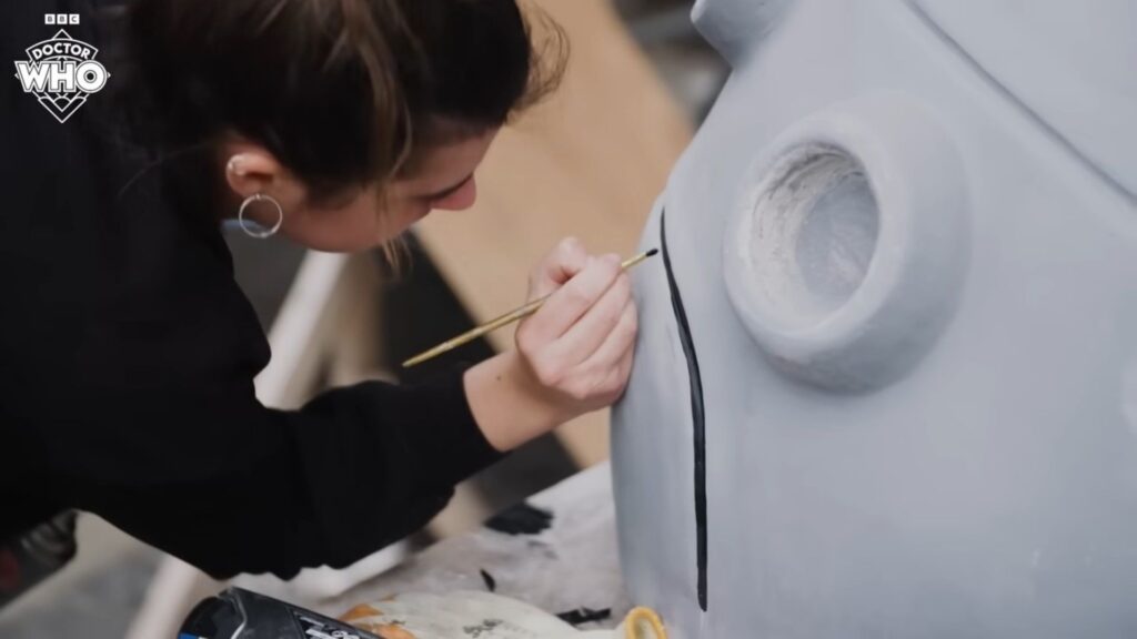 Le robot Jimbo, ce sont des heures de travail minutieuses, à la main, pour concevoir la maquette. // Source : BBC Le robot Jimbo, ce sont des heures de travail minutieuses, à la main, pour concevoir la maquette. // Source : BBC